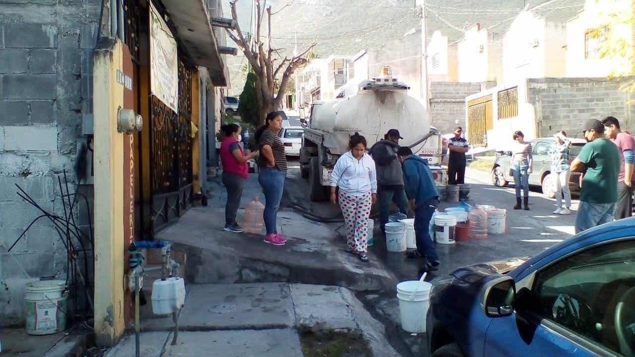 Residentes de Escobedo sufren por cortes de agua