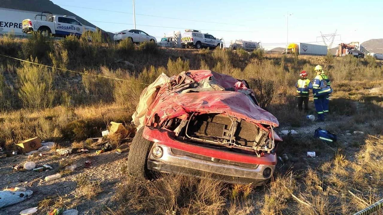 Deja volcadura dos muertos en carretera a Saltillo en Santa Catarina