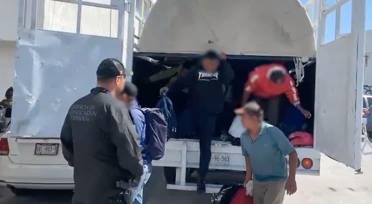 Rescatan a 59 migrantes, eran trasladados dentro de tinacos