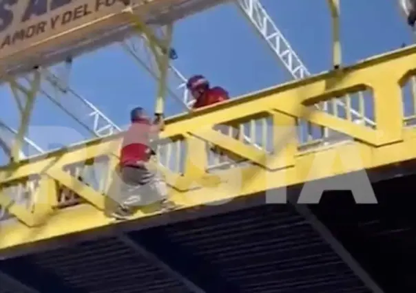 Salva rescatista a hombre y se vuelve viral con técnica de convencimiento
