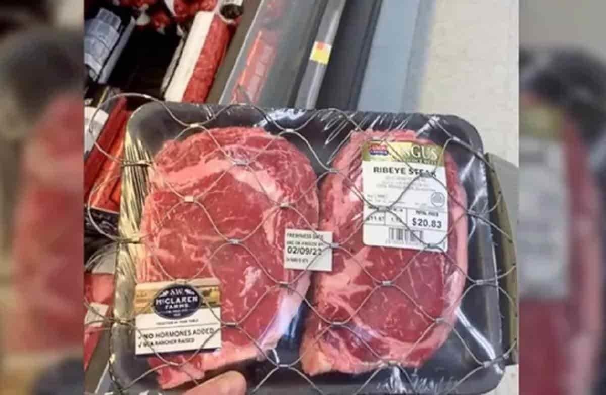 Pone Walmart malla metálica a charolas con carne para asar
