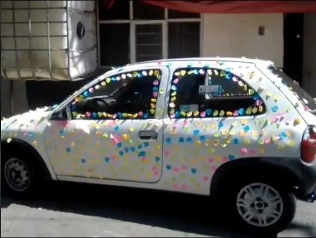 ¡Salió cara la sorpresa! Mujer daña auto de su esposo con post- its