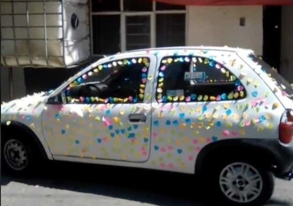 ¡Salió cara la sorpresa! Mujer daña auto de su esposo con post- its