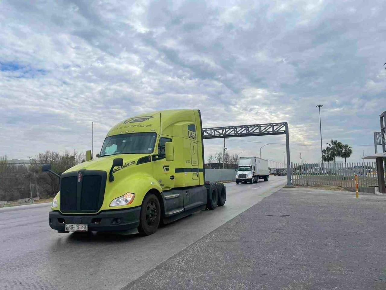 Desisten traileros del bloqueo en puente 3 de Nuevo Laredo