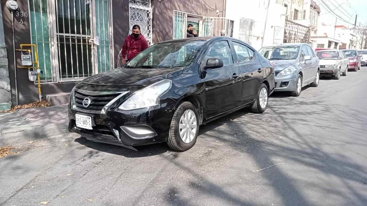 Investigan auto que emitía olores fétidos