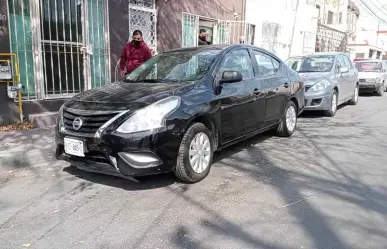 Investigan auto que emitía olores fétidos