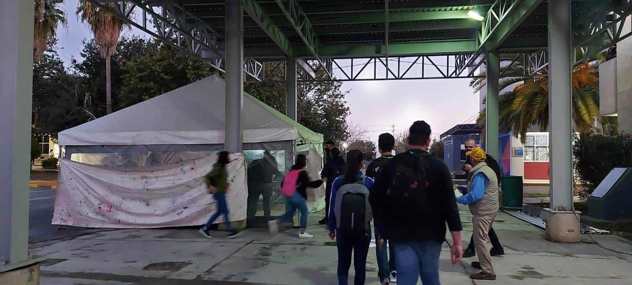 Vuelven estudiantes a clases presenciales en prepas de la UANL