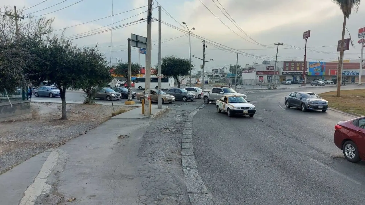 Rotonda peligrosa: peatones arriesgan su vida en Solidaridad