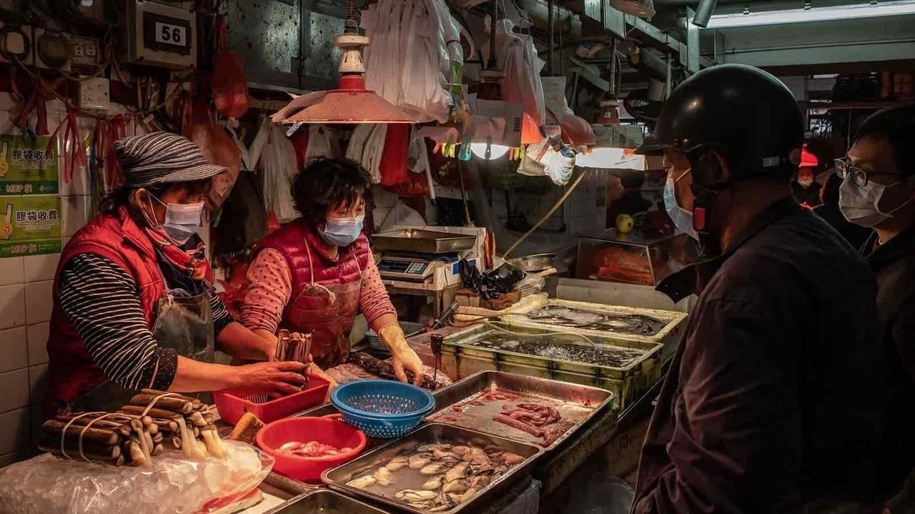¡Salió de los puestos! COVID-19 comenzó en mercado de Wuhan