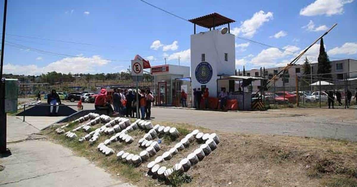 Mueren dos reos por beber alcohol adulterado en penal de Puebla