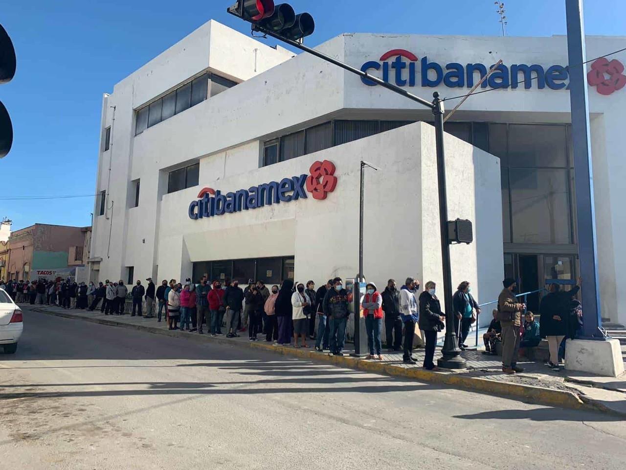 Sufren adultos mayores de Matamoros al cobrar pensión en bancos