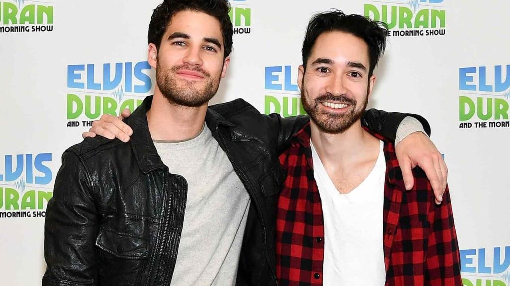 Está de luto Darren Criss por muerte de su hermano, quien cometió suicidio