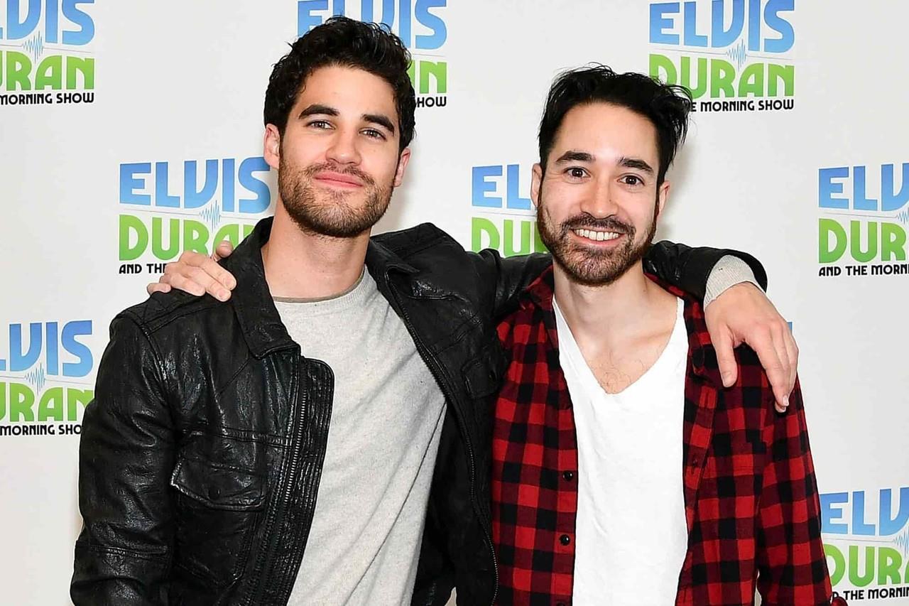 Está de luto Darren Criss por muerte de su hermano, quien cometió suicidio