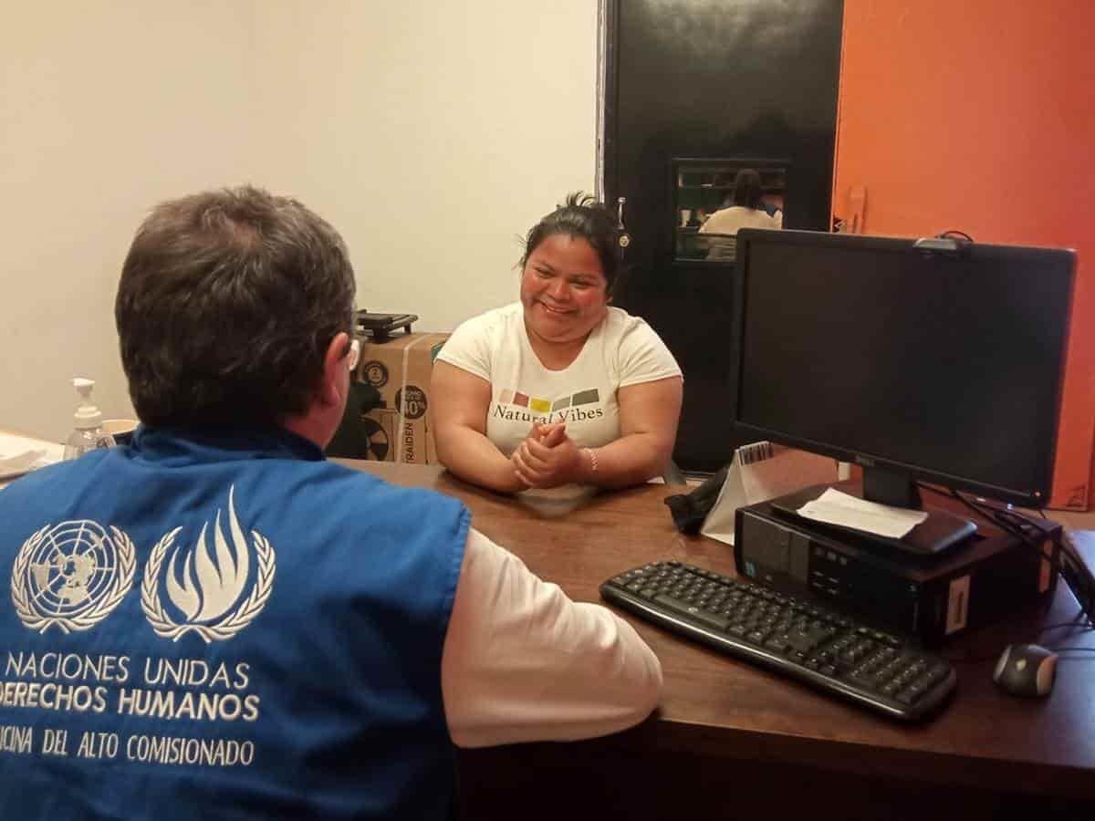 Representante de la ONU se reúne con migrante presa en Reynosa