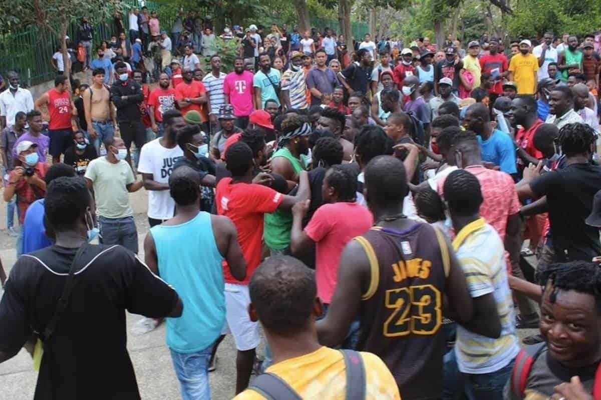 Migrantes de África y Haití demandan documentos de INM y se enfrentan a GN