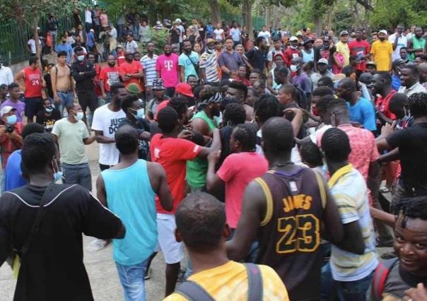 Migrantes de África y Haití demandan documentos de INM y se enfrentan a GN