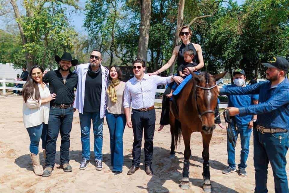 Convive la familia Aguilar con niños del DIF