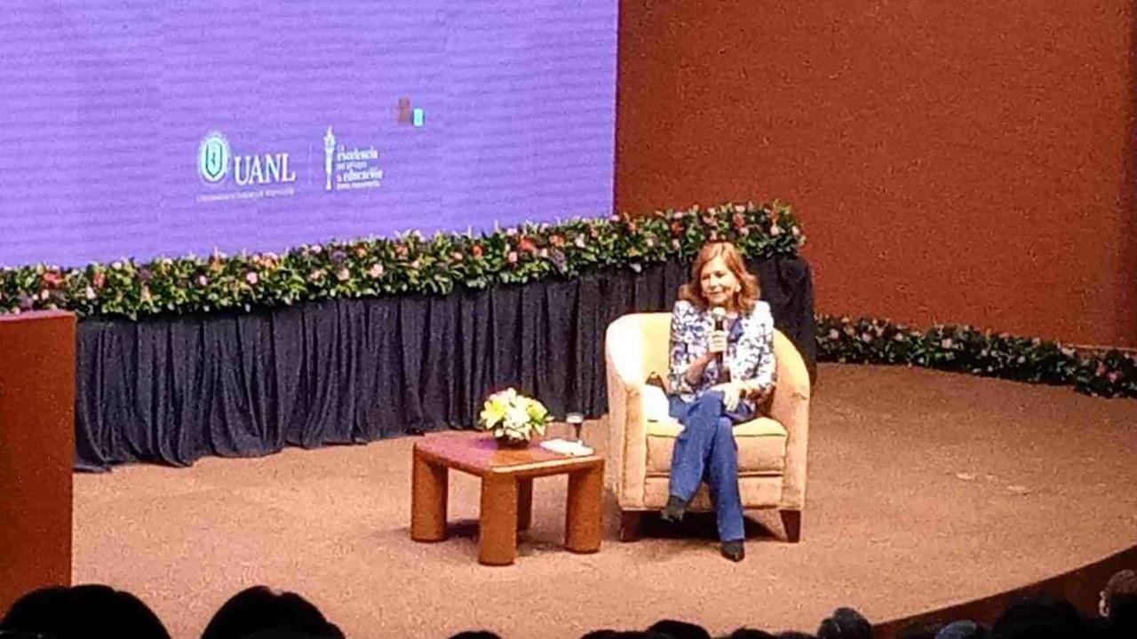 Comparte Valentina Alazraki diálogo con estudiantes universitarios