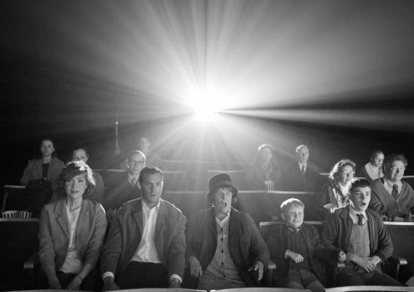 Retrata Belfast la pérdida de la infancia a través del drama y la comedia