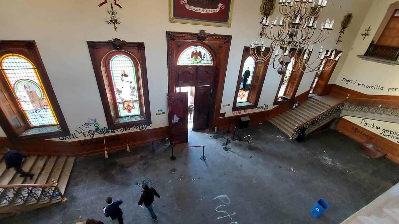 Limpian Palacio de Gobierno tras actos vandálicos