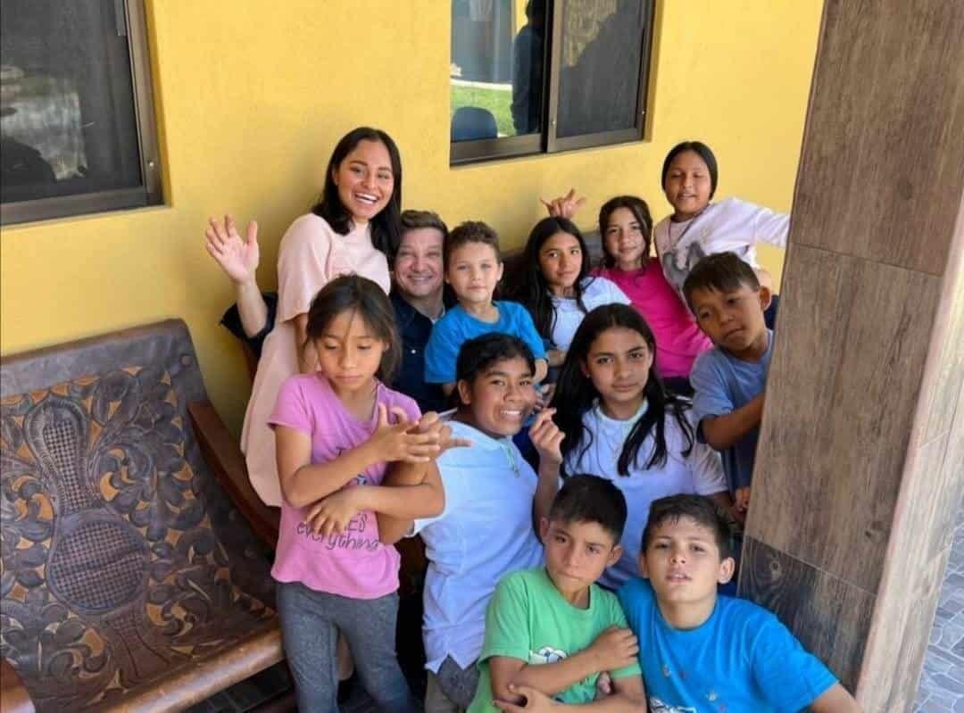 Visita Jeremy Renner el país y convive con niños mexicanos