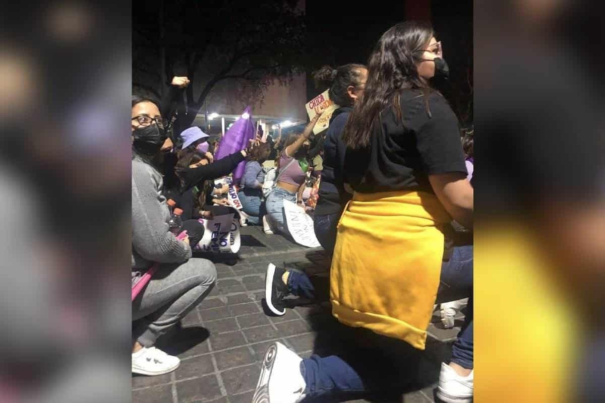 VIDEO: Interrumpen mujeres su marcha para ayudar a niños perdidos