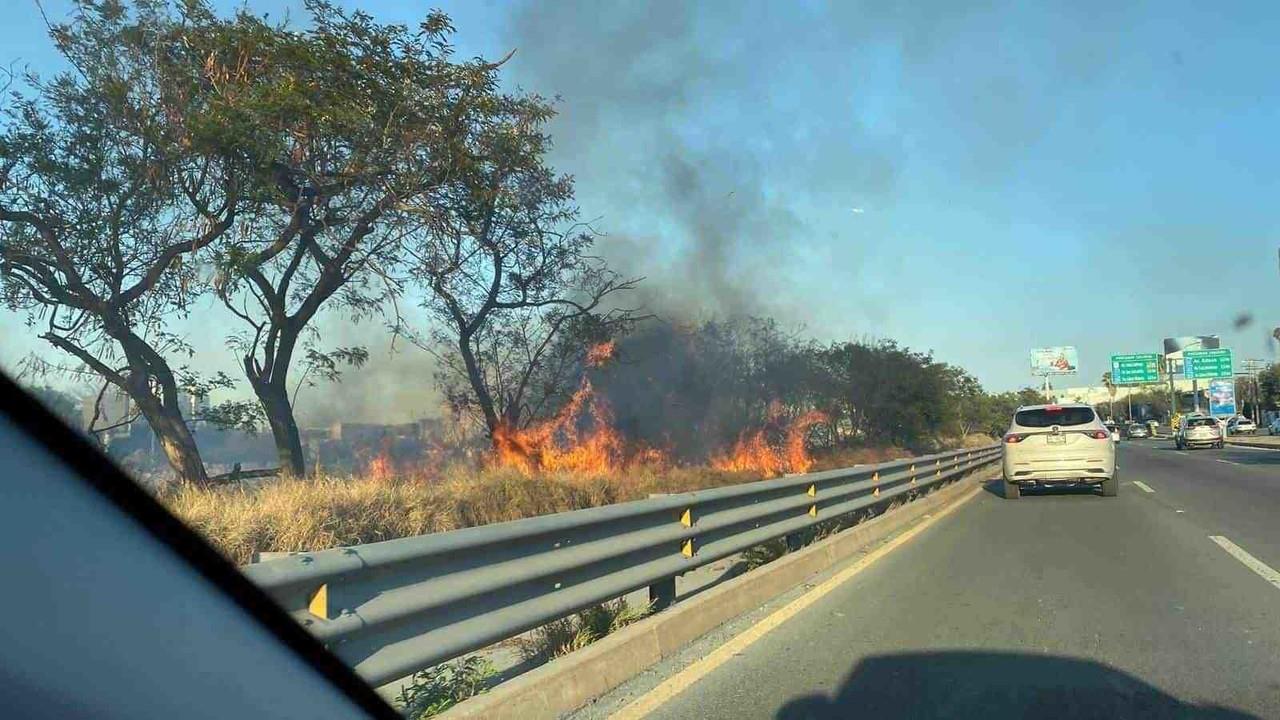 Se registra incendio en lecho del río Santa Catarina