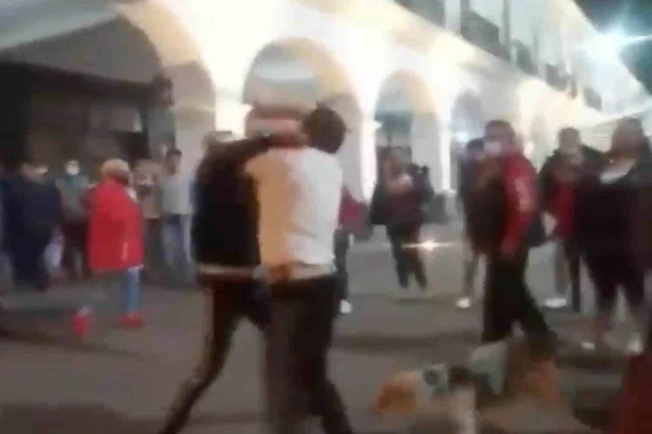 ¡El mariachi loco quiere pelear! Captan bronca entre mariachis en Toluca