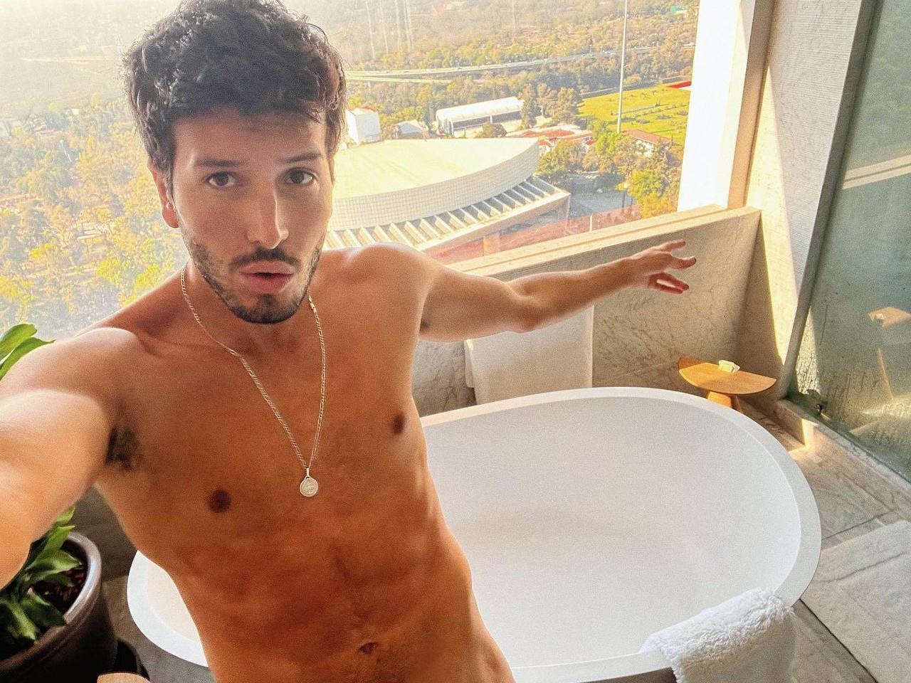 Comparte Sebastián Yatra foto donde aparece desnudo