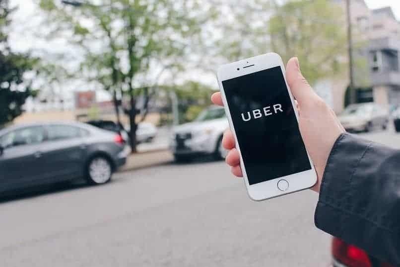 Uber subirá costo de viajes en EU y Canadá por alza en precio de gasolina
