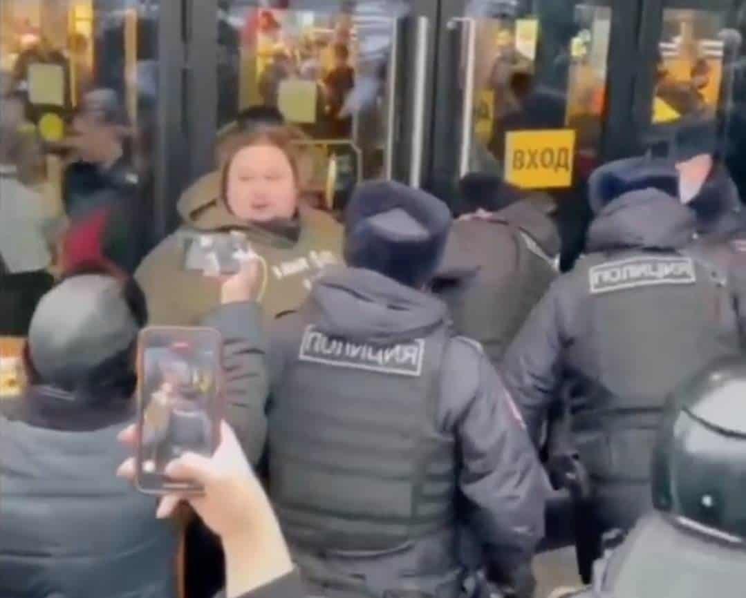 Ruso se encadena a McDonald’s para evitar cierre