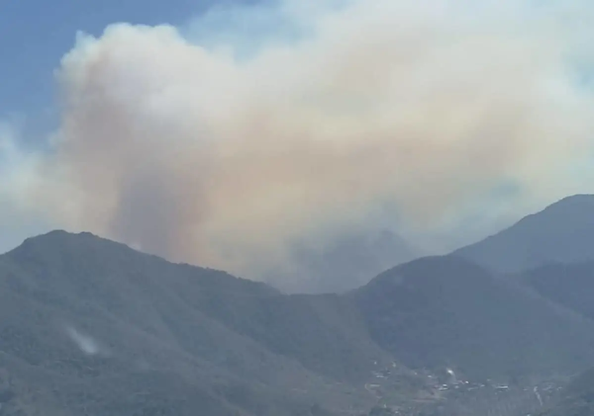 Incendio forestal en la sierra de Santiago moviliza a rescatistas