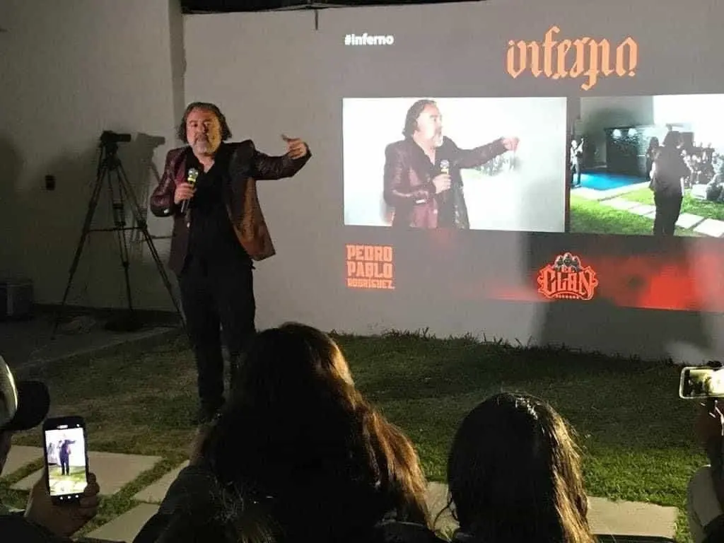 Presentan libro Inferno, historia de vampiros regios