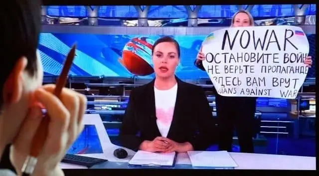 Les están mintiendo: Así la protesta de una chica en pleno noticiero ruso