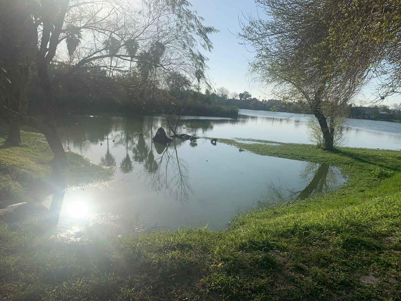 Tiran aguas negras en lagos turísticos de Matamoros