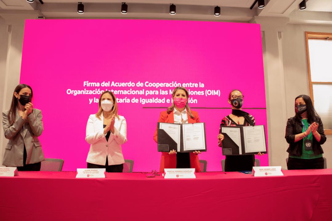 Firma Secretaría de Igualdad acuerdo con organizaciones de migrantes