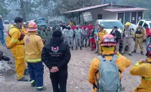Apoyan brigadistas y helicóptero en incendio forestal en Santiago