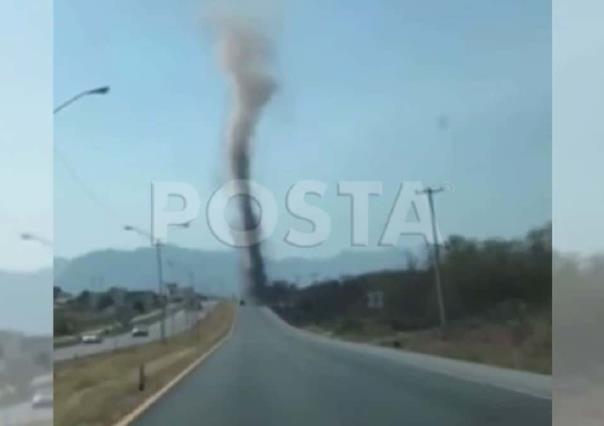 Sorprende mini tornado a automovilistas y ciudadanos en Montemorelos