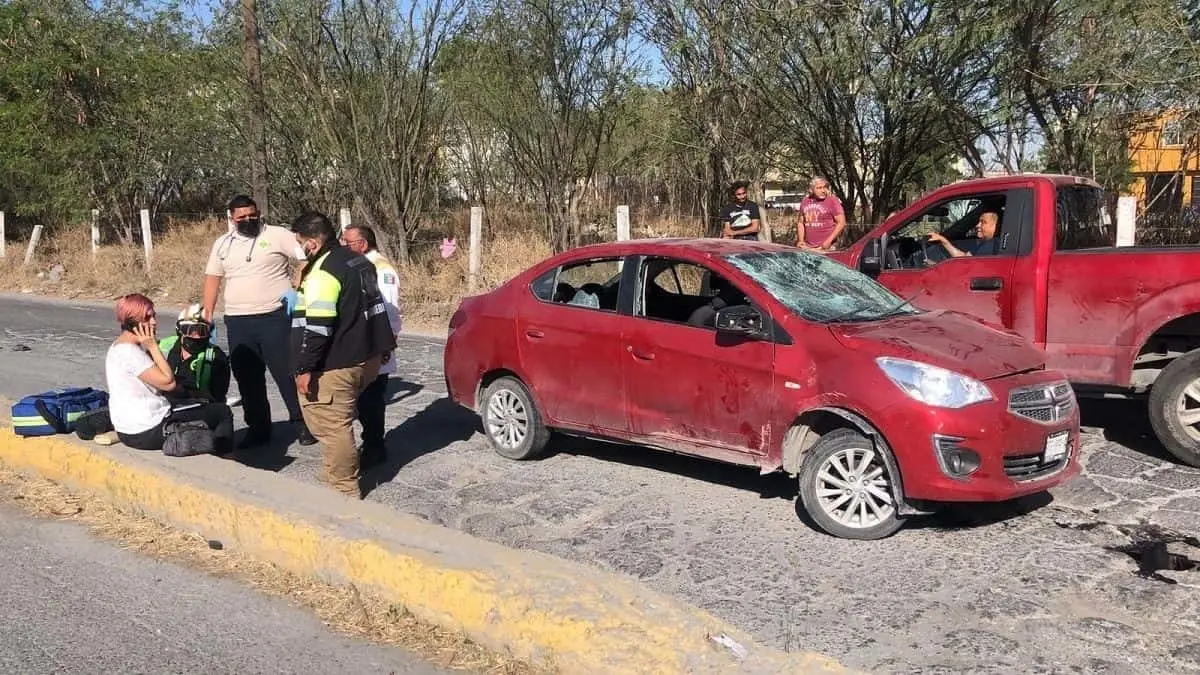 Viaja mujer a exceso de velocidad, pierde control y vuelca su coche