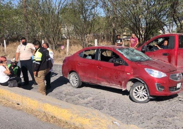 Viaja mujer a exceso de velocidad, pierde control y vuelca su coche