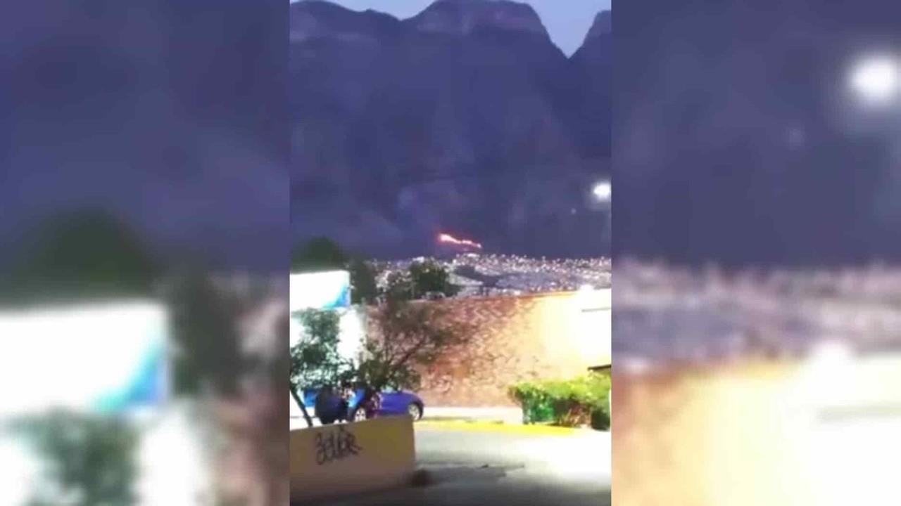 Combaten incendio en cerro de las Mitras en Santa Catarina