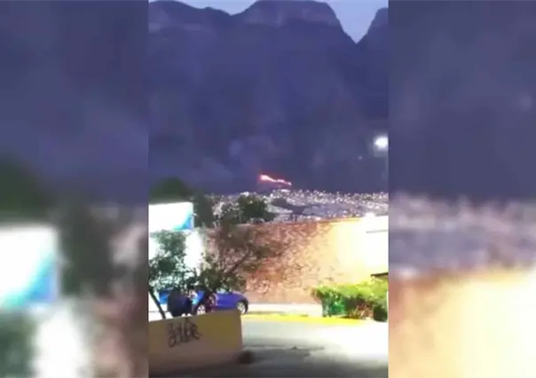 Combaten incendio en cerro de las Mitras en Santa Catarina