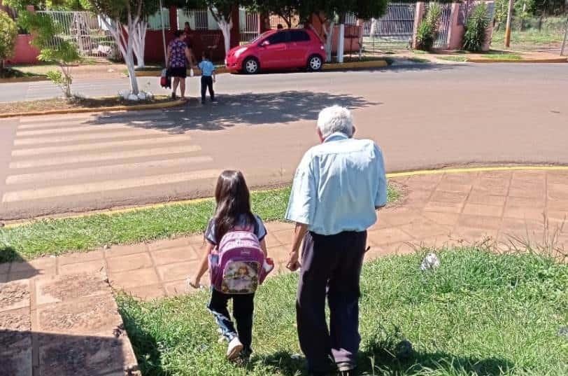 Conoce la historia del abuelito Lolo, a sus 90 años acompaña a su bisnieta