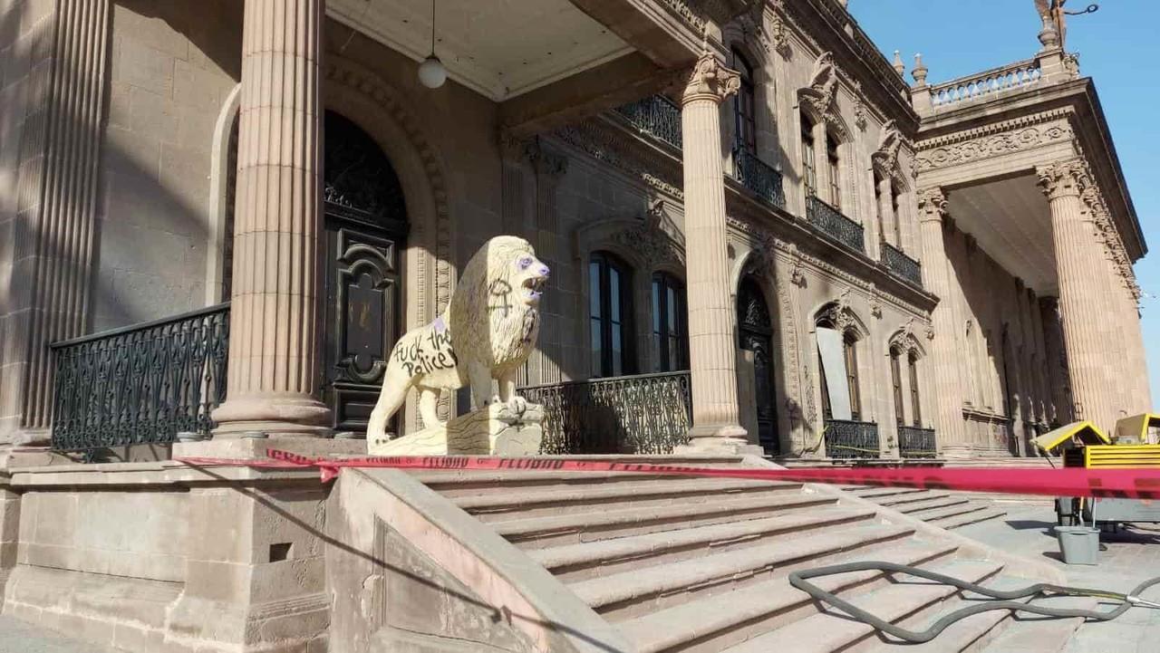 Comienza Estado a reparar pintas en Palacio de Gobierno