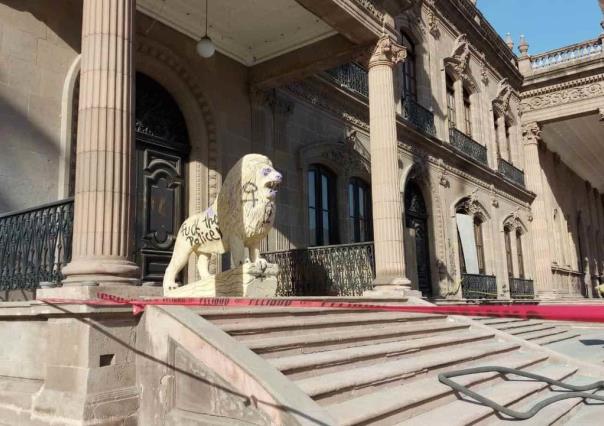 Comienza Estado a reparar pintas en Palacio de Gobierno
