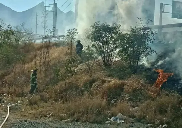 Se incendia lecho del río Santa Catarina