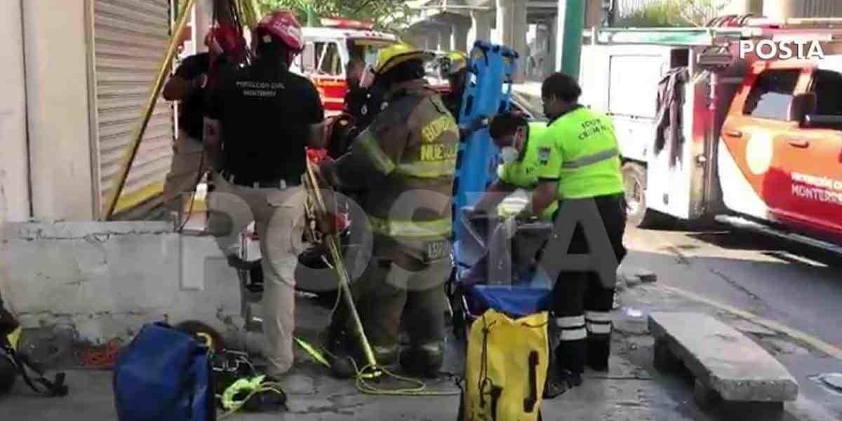 Rescatan a indigente que cae en drenaje en Monterrey