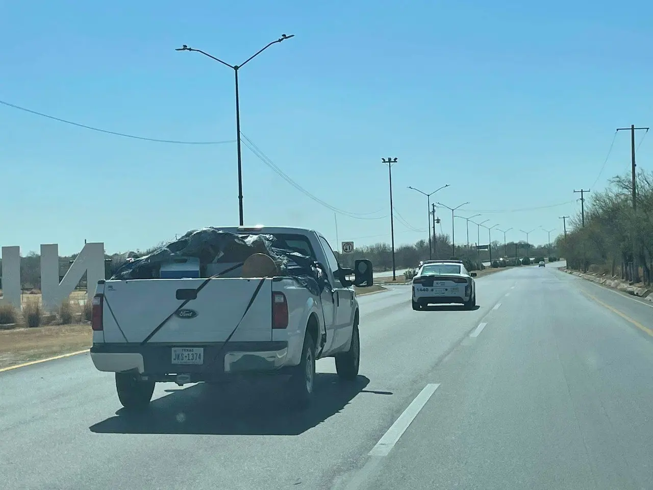 Viajan paisanos en caravana para evitar asaltos en la frontera