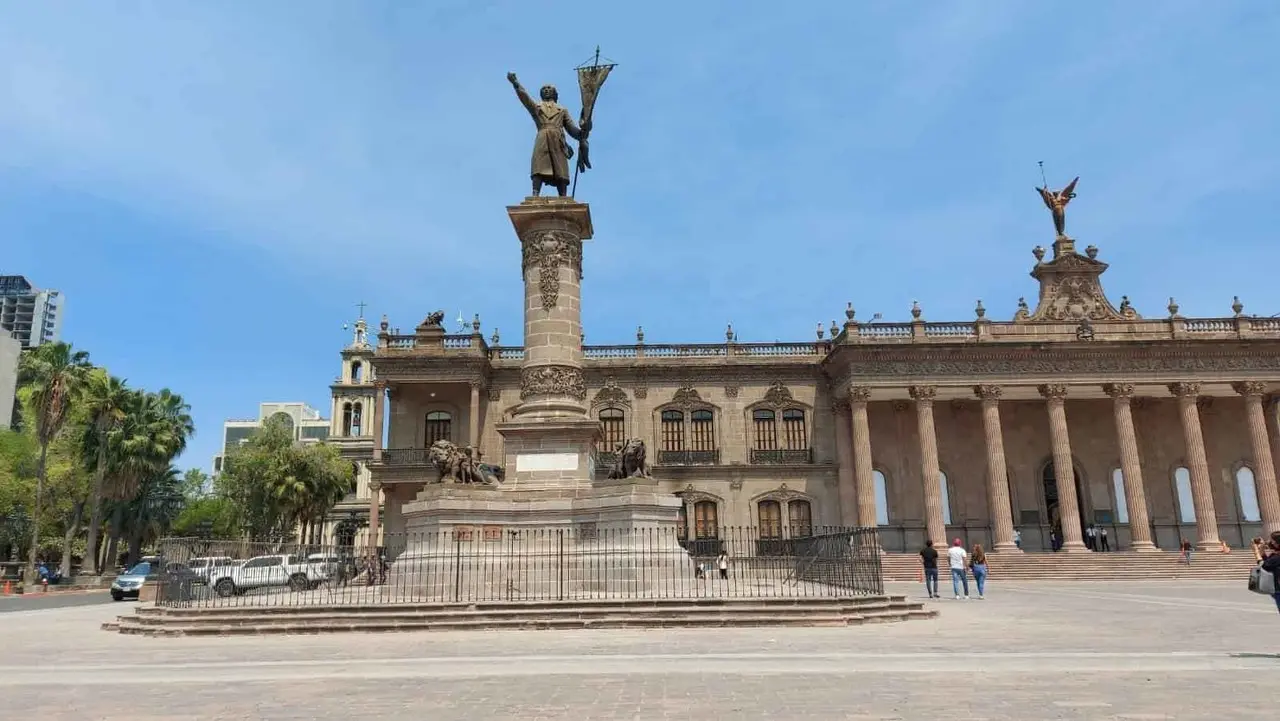 Limpian pintas de Palacio de Gobierno, continúa en espera los vitrales