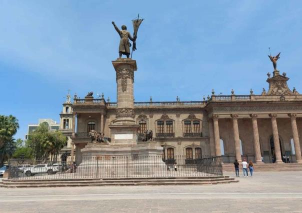 Limpian pintas de Palacio de Gobierno, continúa en espera los vitrales